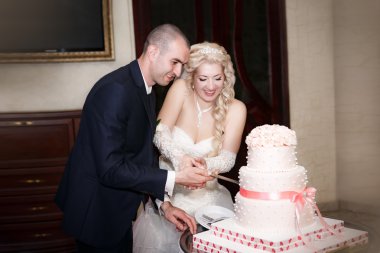 Gelin ve Damat Düğün Pastasını Kesiyor