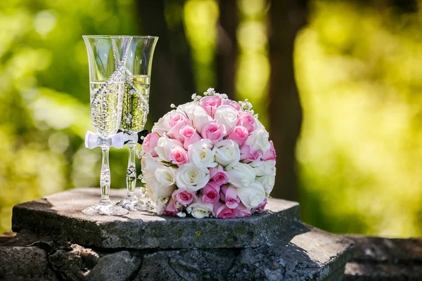 Wedding rings with roses and glasses of champagne — Stock Photo, Image