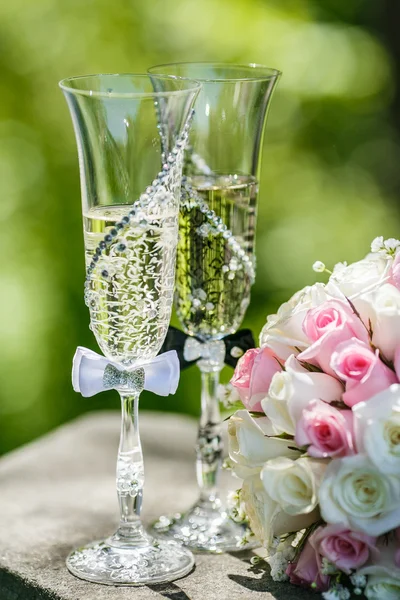 Wedding rings with roses and glasses of champagne — Stock Photo, Image