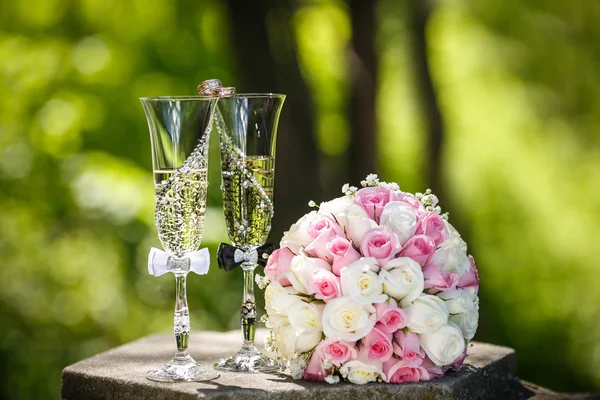 Wedding rings with roses and glasses of champagne — Stock Photo, Image