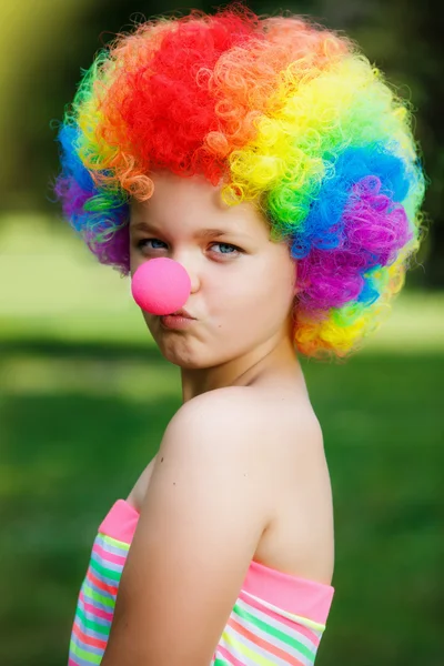 Niña con peluca de payaso — Foto de Stock