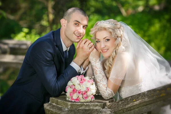 Noivo e a noiva durante a caminhada em seu dia do casamento — Fotografia de Stock