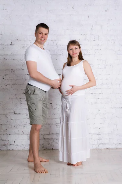 Beautiful pregnant woman and her fun husband — Stock Photo, Image