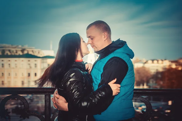 Pareja cariñosa a pie en la ciudad —  Fotos de Stock