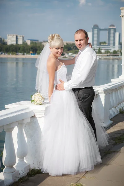 Brudgummen och bruden i deras bröllopsdag — Stockfoto