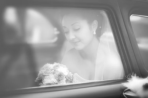 Portret panny młodej w oknie ślub retro samochód — Zdjęcie stockowe