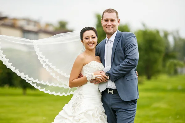 Elegant brud och brudgum poserar tillsammans utomhus på en bröllopsdag — Stockfoto