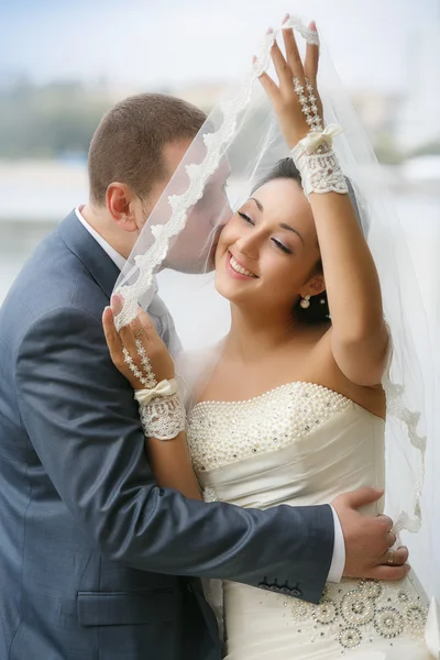 Novia y novio teniendo un momento romántico en el día de su boda — Foto de Stock