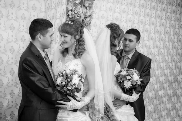 Bräutigam und Braut stehen neben einem Spiegel und spiegeln sich darin wider — Stockfoto