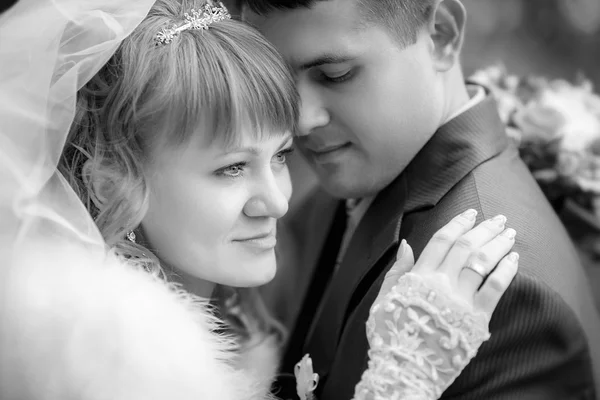Bruden och brudgummen i höst park — Stockfoto