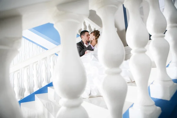 Счастливые жених и невеста на лестнице на свадебной прогулке — стоковое фото