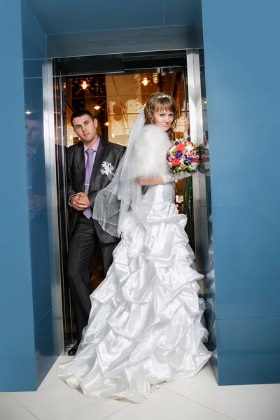 Sposo e la sposa nell'ascensore dell'hotel — Foto Stock
