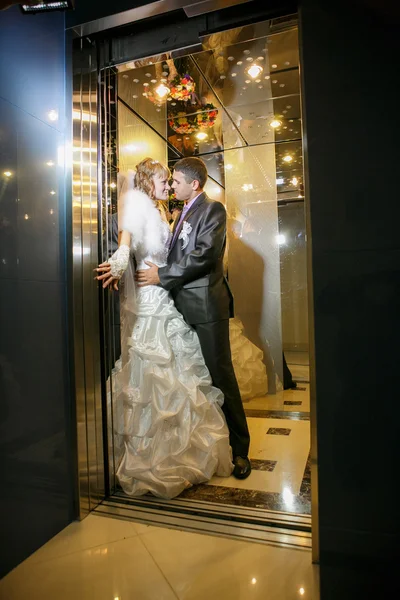 Groom and the bride in the hotel elevator — Stock Photo, Image