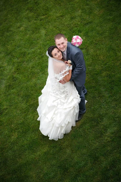 Felice sposa e lo sposo guardando in alto — Foto Stock