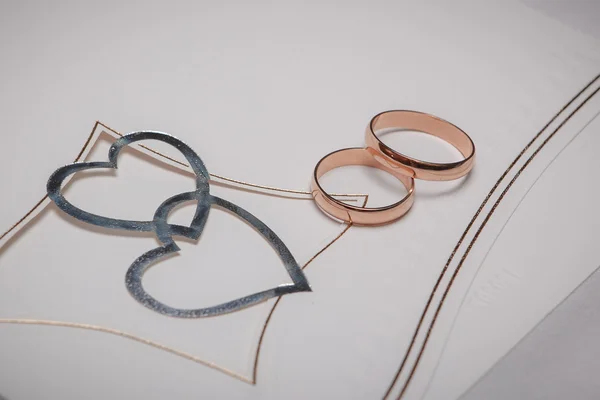 Anéis de casamento com decoração de coração — Fotografia de Stock