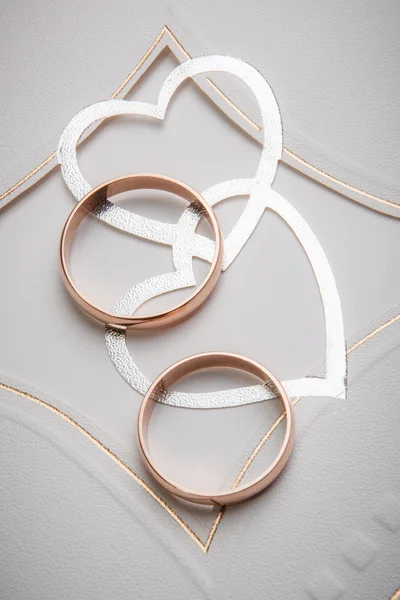Huwelijksringen met hart decoratie — Stockfoto