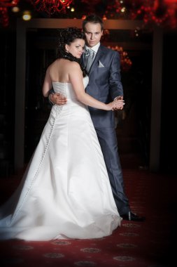 Mutlu gelin ve Damat Düğün yürüyüşte modern otel salonunda