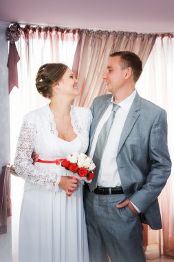 Damat ve gelin yakınındaki bir pencere portre
