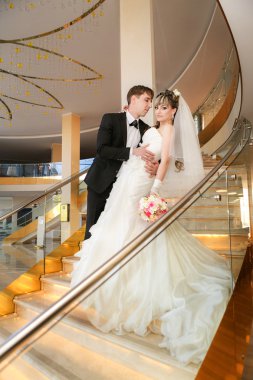 Mutlu gelin ve damat Hotel'in merdiven üzerinde