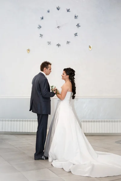 Sposa e sposo sotto l'orologio — Foto Stock