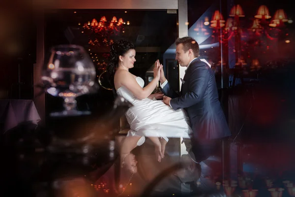 Happy bride and groom on the wedding walk in the modern hotel hall — Stock Photo, Image