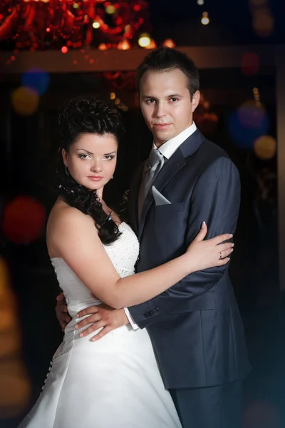 Happy bride and groom on the wedding walk in the modern hotel hall — Stock Photo, Image