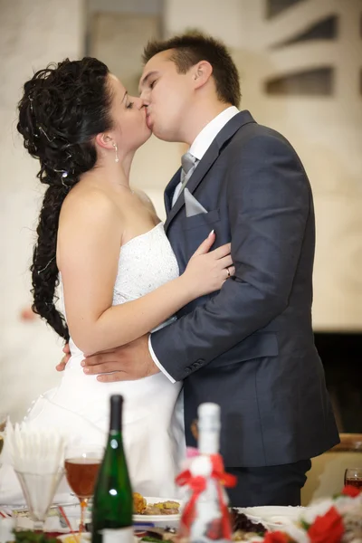 Romantic wedding kiss happy groom and bride — Stock Photo, Image