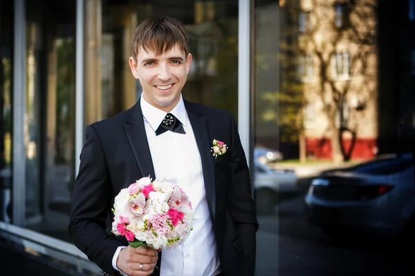 Ritratto dello sposo con bouquet da sposa — Foto Stock