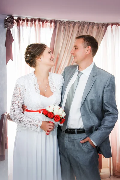 Retrato del novio y la novia cerca de una ventana — Foto de Stock