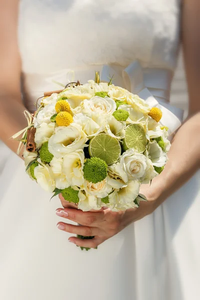 Bruiloft boeket in de handen van de bruid — Stockfoto