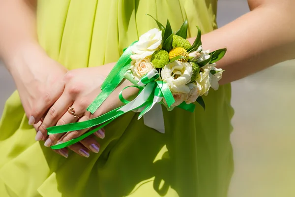 Bruidsmeisje houden gekleurde bruiloft boeket van bloemen — Stockfoto