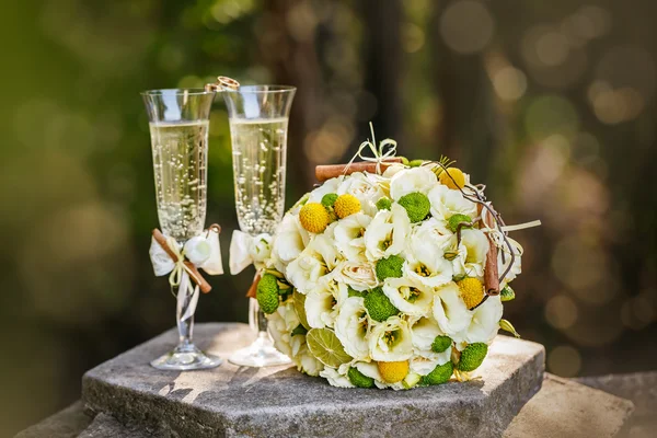 Wedding rings with roses and glasses of champagne — Stock Photo, Image