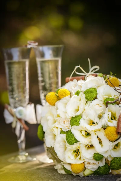 Anelli nuziali con rose e bicchieri di champagne — Foto Stock