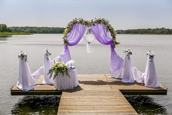 Hermoso arco de boda en la playa — Foto de Stock