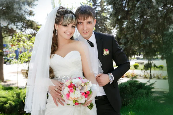 Ženich a nevěsta během chůze v jejich svatební den — Stock fotografie