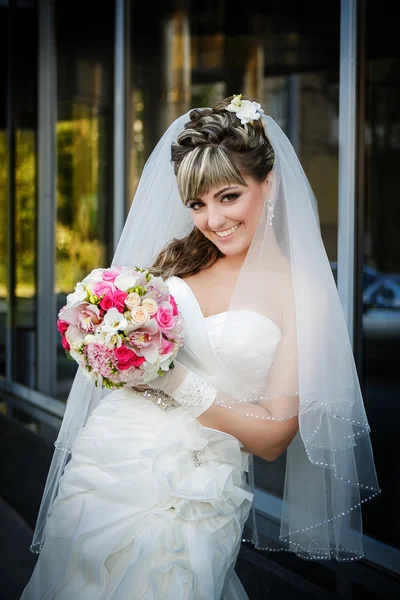 Portrett av en vakker brud med blomsterbukett – stockfoto