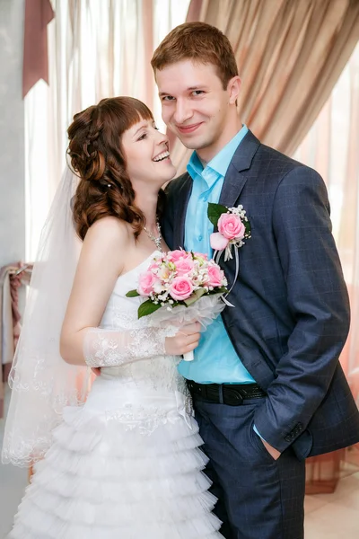 Retrato del novio y la novia cerca de una ventana — Foto de Stock