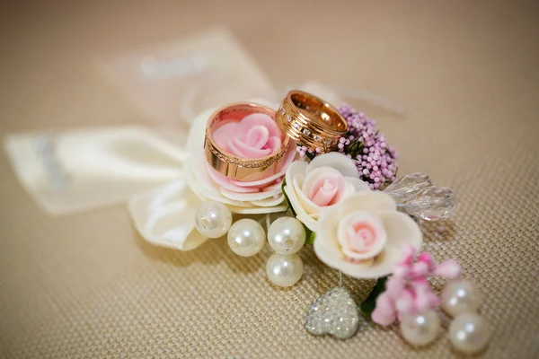 Anillos de boda con flores de rosa —  Fotos de Stock