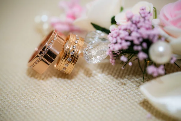 Anéis de casamento com flores de rosa — Fotografia de Stock