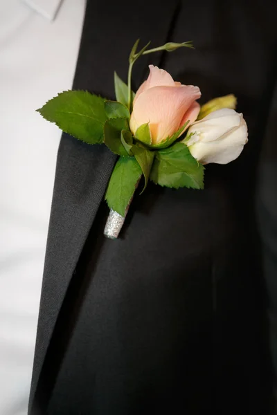 Fermer une boutonnière du marié à partir de roses beiges — Photo