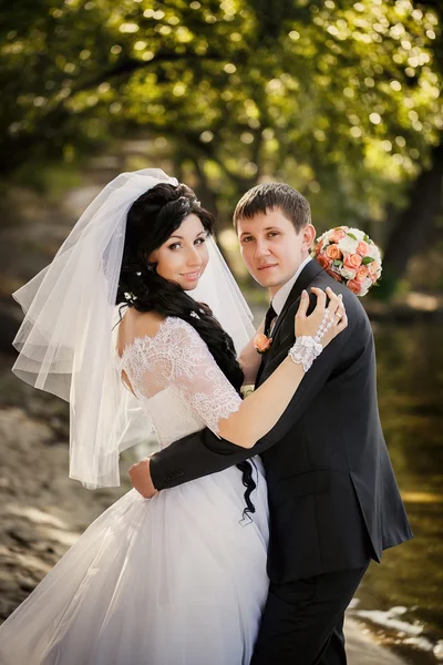 Casal alegre casal de pé na praia — Fotografia de Stock