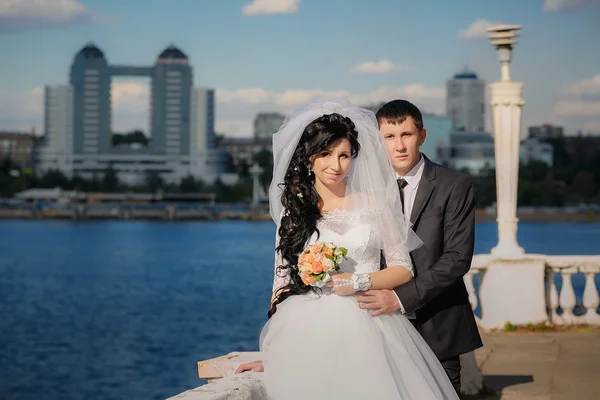Bruidegom en de bruid in hun trouwdag — Stockfoto