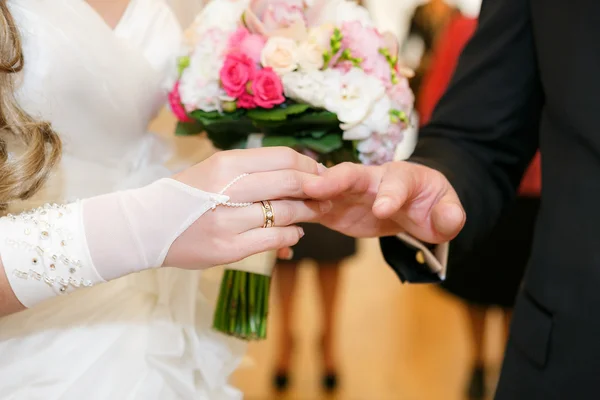 Noiva recém-casados usa noivo anel em um casal de casamento — Fotografia de Stock