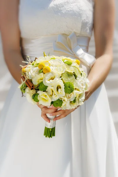 Wedding bouquet in bride's hands — Stock Photo, Image