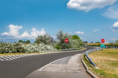 Mavi gökyüzü ve bulutlar beyaz arka plan ile Macaristan'ın güzel köy yolunda