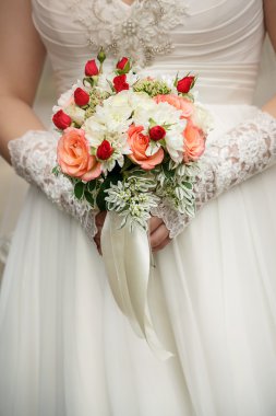 Beyaz bir bant ile gelinin elinde buket düğün