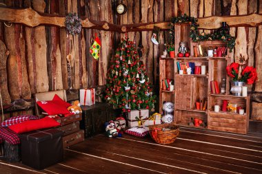 Xmas ağacı hediye ile dekore edilmiş