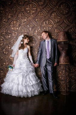 Mutlu damat ve bir buket gül Studio üzerinden büyüleyici gelinle