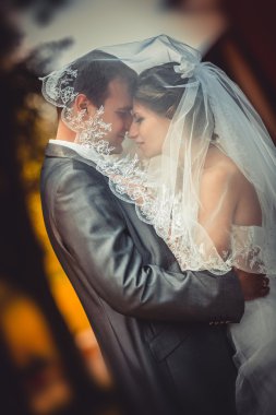 Gelin ve damat romantik bir anda