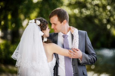 Gelin ve damat parkta